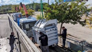 Imagen del transporte de una prensa compactadora en Majadahonda
