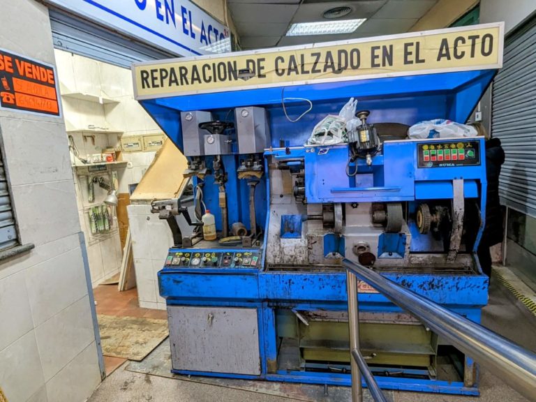 Transporte de maquinaria de calzado en Madrid