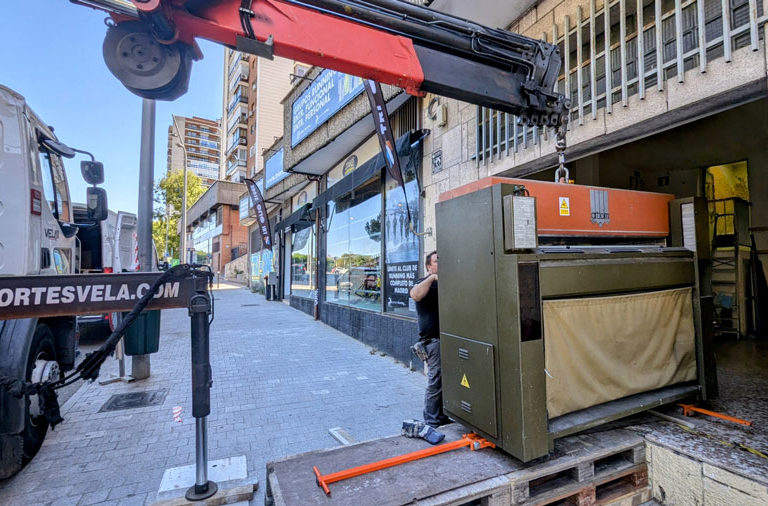 Transporte de troqueladoras y guillotinas pesadas en Madrid