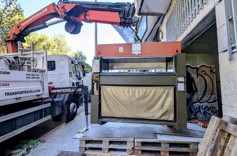 Transporte de troqueladoras y guillotinas pesadas en Madrid