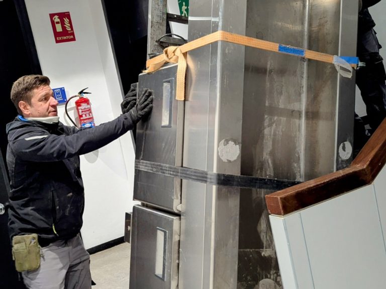 Transporte de Mesas de Enfriamiento y Mostradores Refrigerados en Madrid