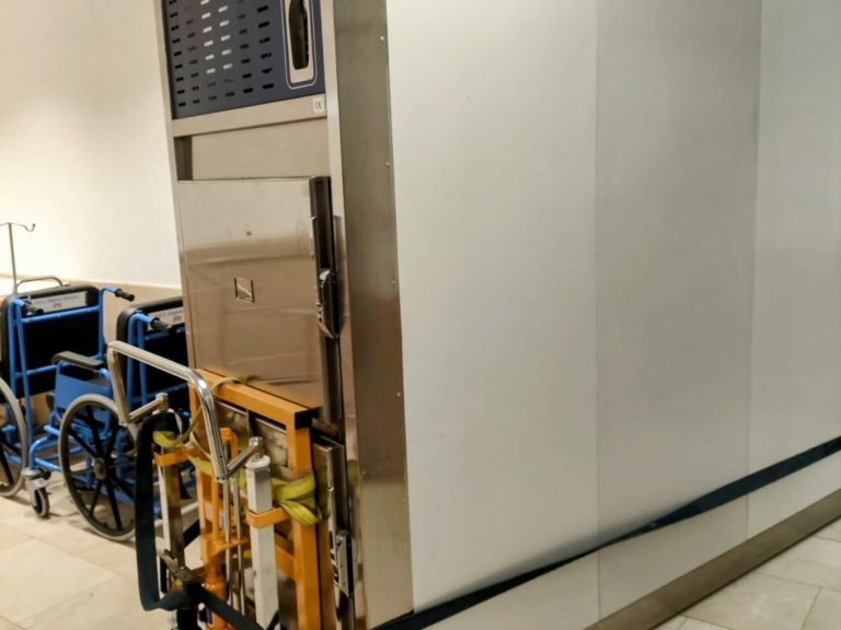 Transporte e instalación de cámaras frigoríficas mortuorias en hospitales de Madrid