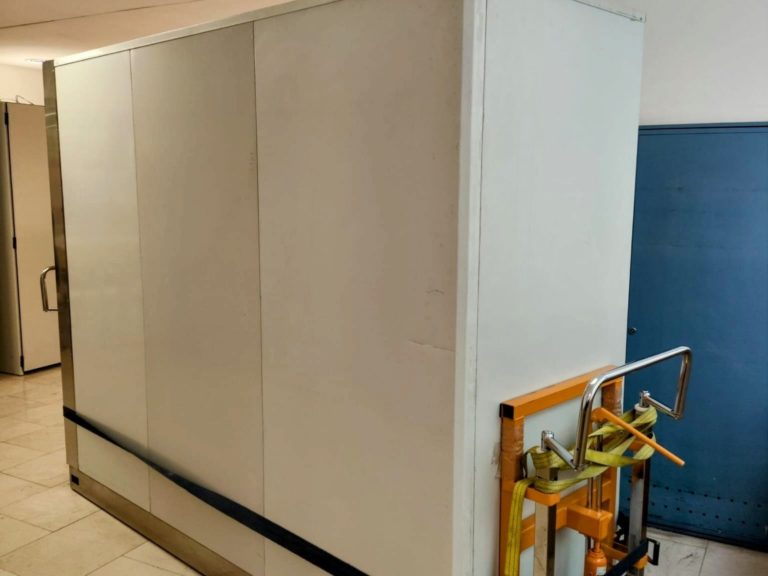Transporte e instalación de cámaras frigoríficas mortuorias en hospitales de Madrid