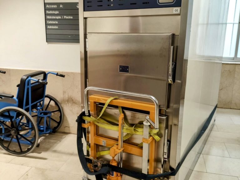 Transporte e instalación de cámaras frigoríficas mortuorias en hospitales de Madrid