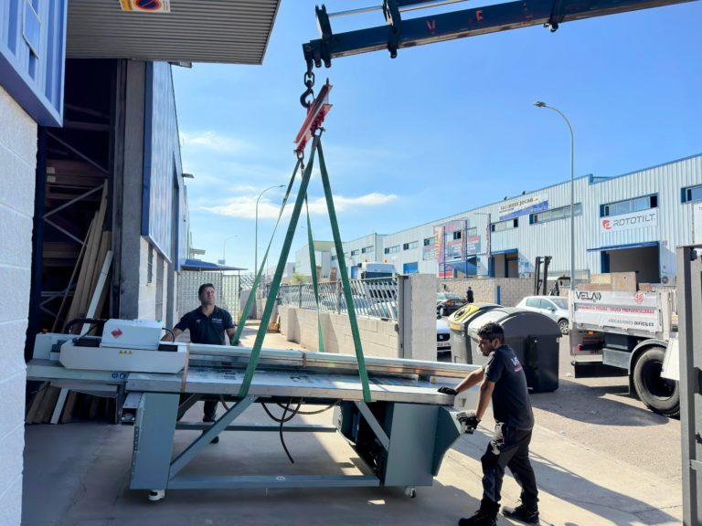 Transporte e instalación de impresora industrial Océ Arizona 318 GL en Madrid