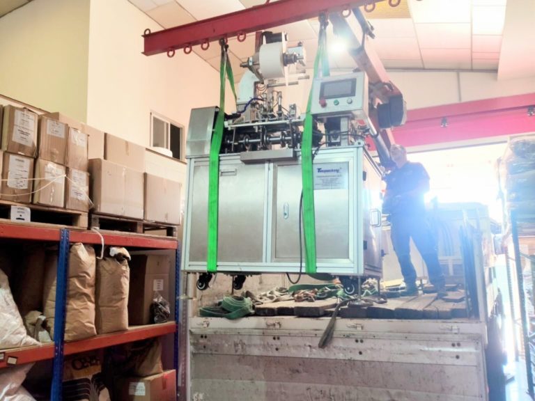 Transporte de maquinaria alimentaria para envasado de té en Madrid