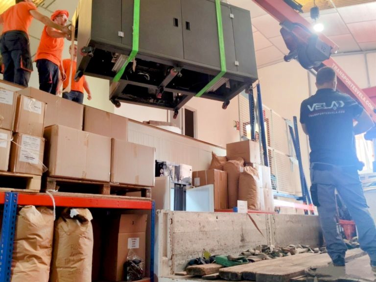 Transporte de maquinaria alimentaria para envasado de té en Madrid