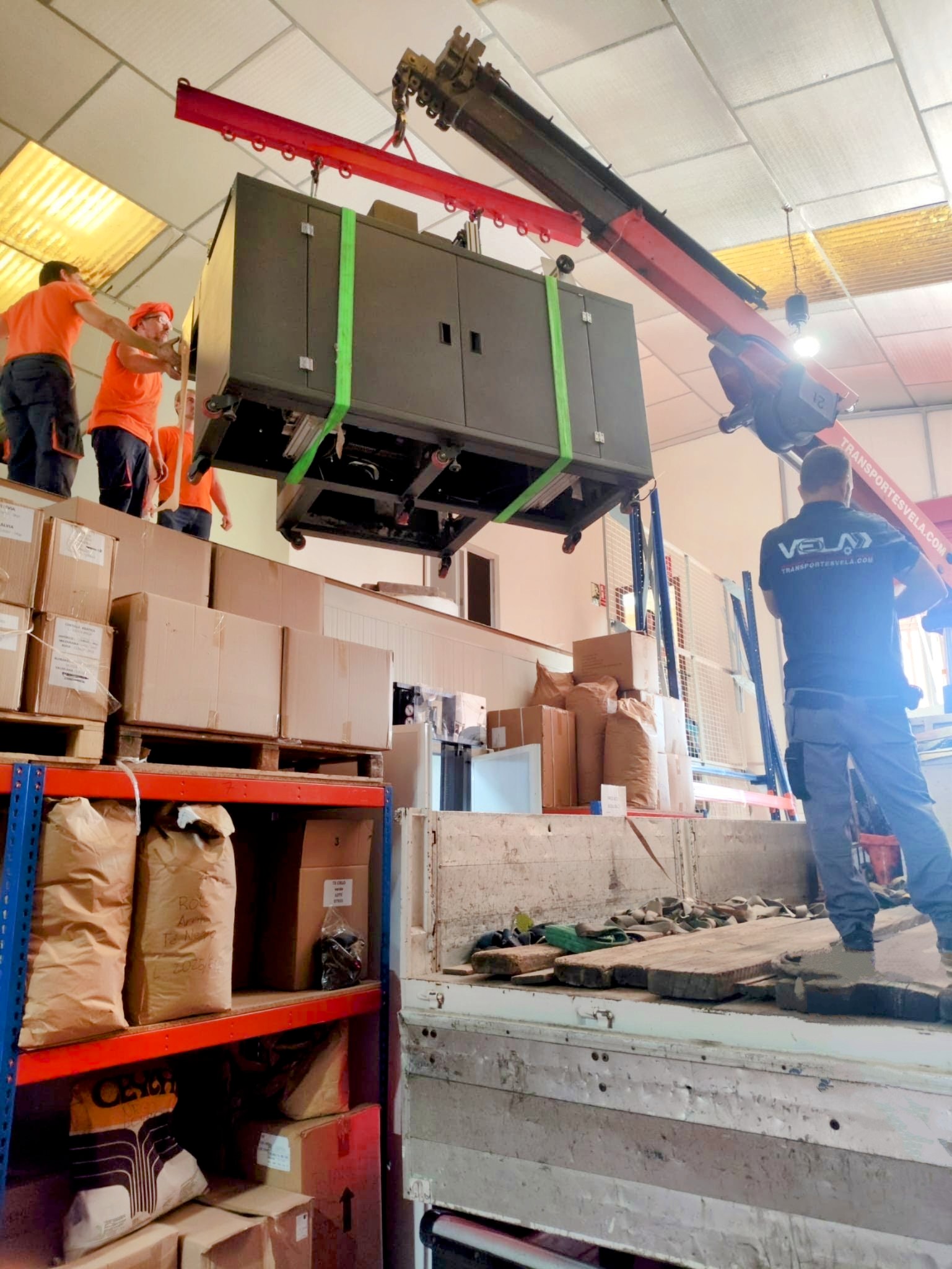 Transporte de maquinaria alimentaria para envasado de té en Madrid