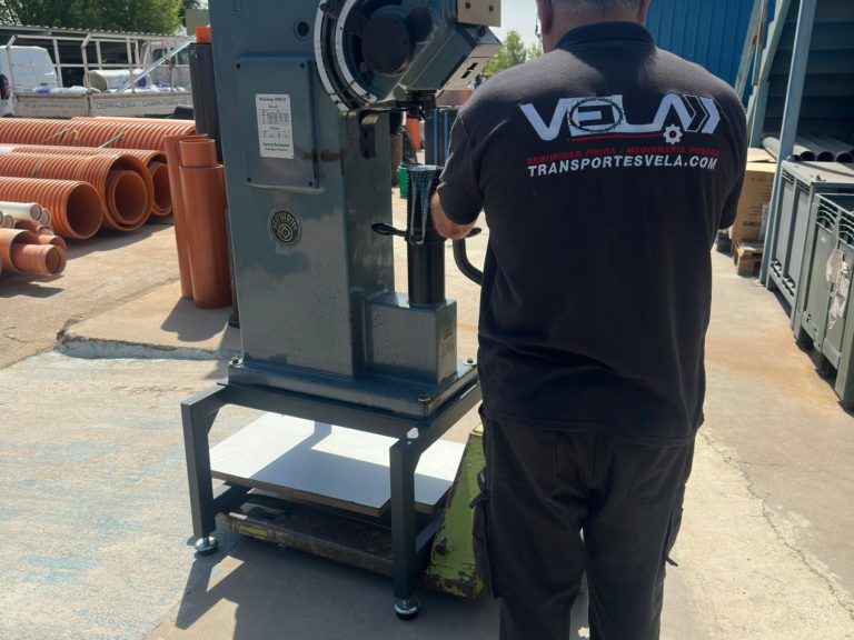 Transporte especializado de torno industrial Optiturn y comprobador de dureza Blinen