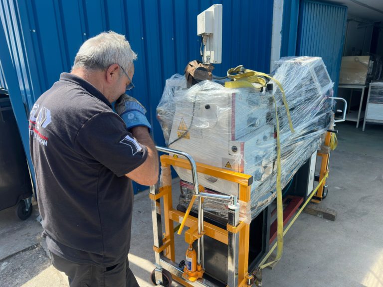 Transporte especializado de torno industrial Optiturn y comprobador de dureza Blinen