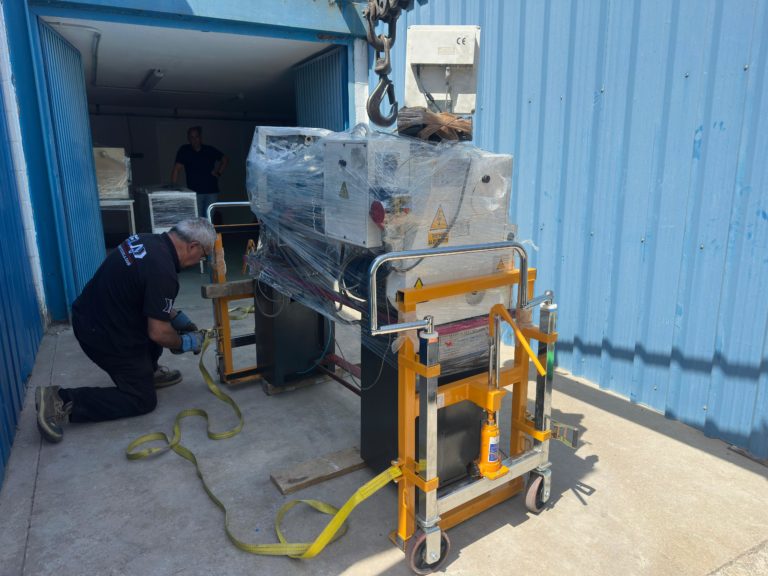 Transporte especializado de torno industrial Optiturn y comprobador de dureza Blinen