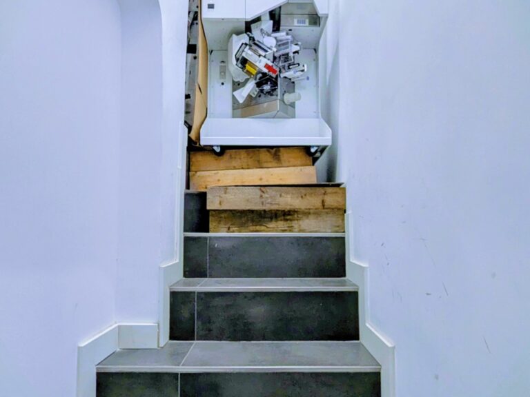 Transporte por escaleras de maquinaria SPD para farmacia en Alcalá de Henares