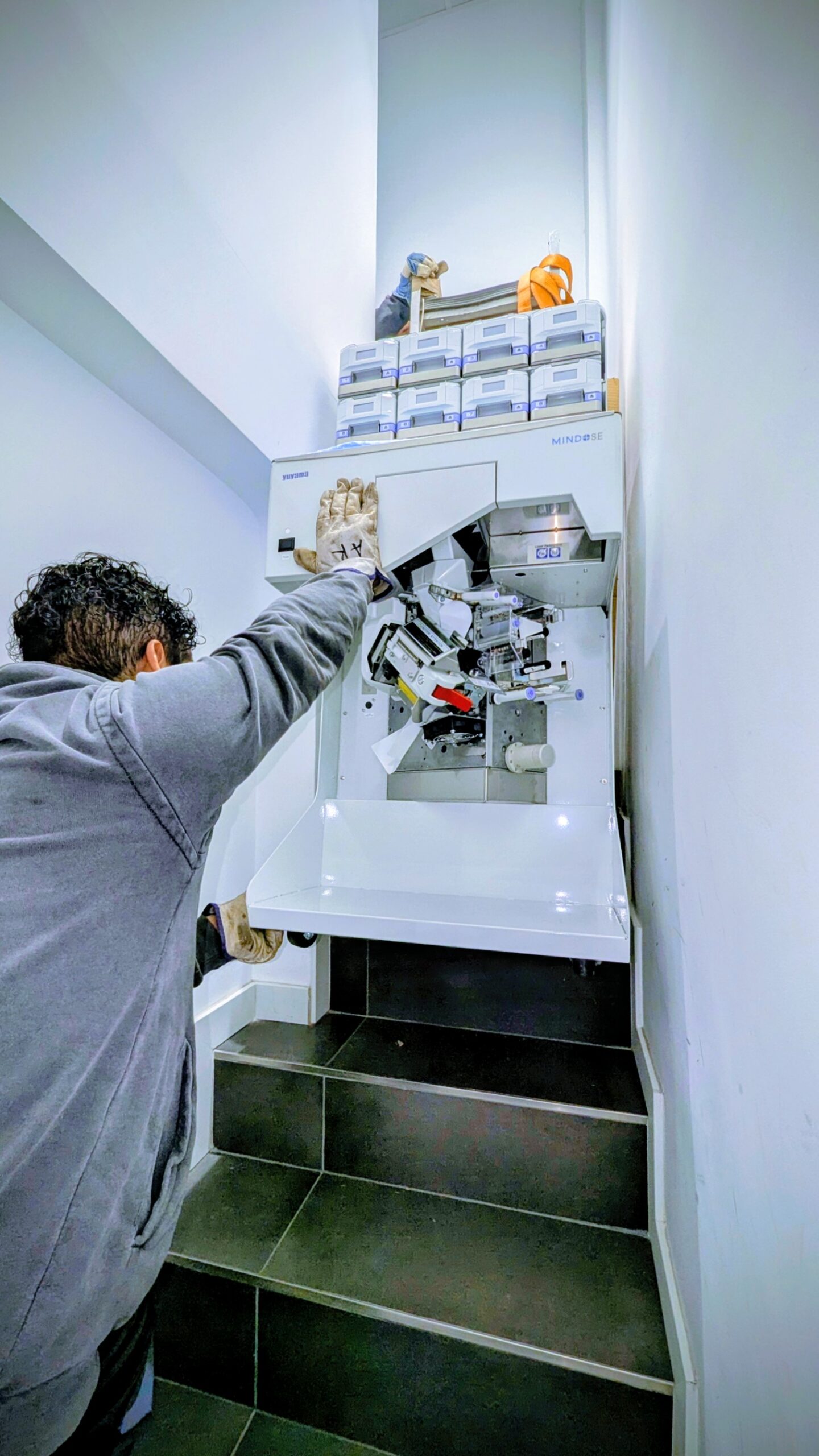Transporte por escaleras de maquinaria SPD para farmacia en Alcalá de Henares
