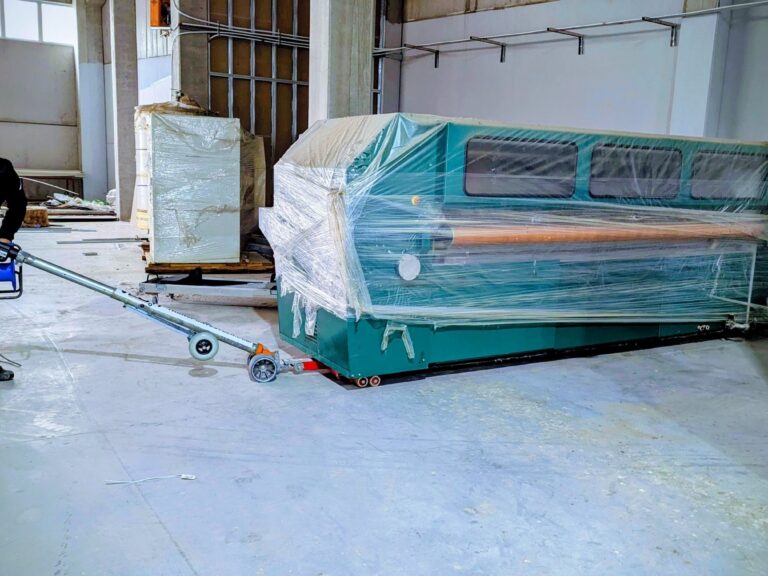 Transporte y movimiento de maquinaria industrial pesada en Alcalá de Henarés: planchadoras, secadoras y plegadoras industriales