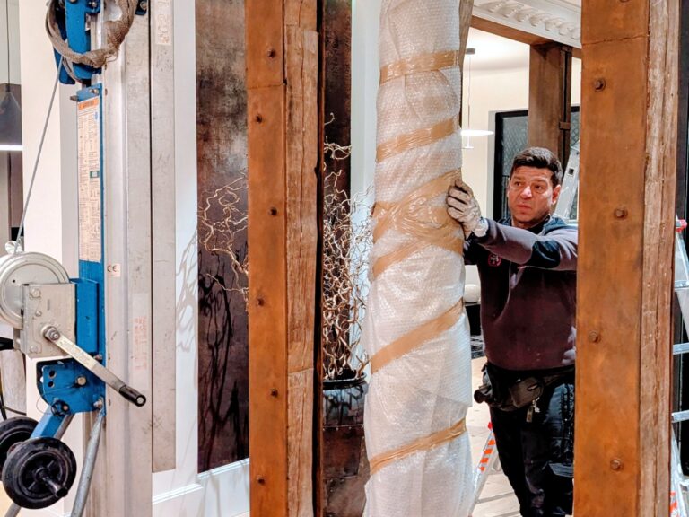 Movimiento e instalación de columna de mármol en vivienda de lujo en Alcalá de Henares mediante izado por ventana