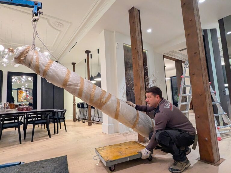 Movimiento e instalación de columna de mármol en vivienda de lujo en Alcalá de Henares mediante izado por ventana
