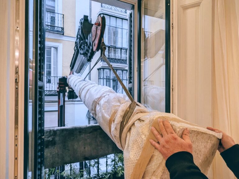 Movimiento e instalación de columna de mármol en vivienda de lujo en Alcalá de Henares mediante izado por ventana