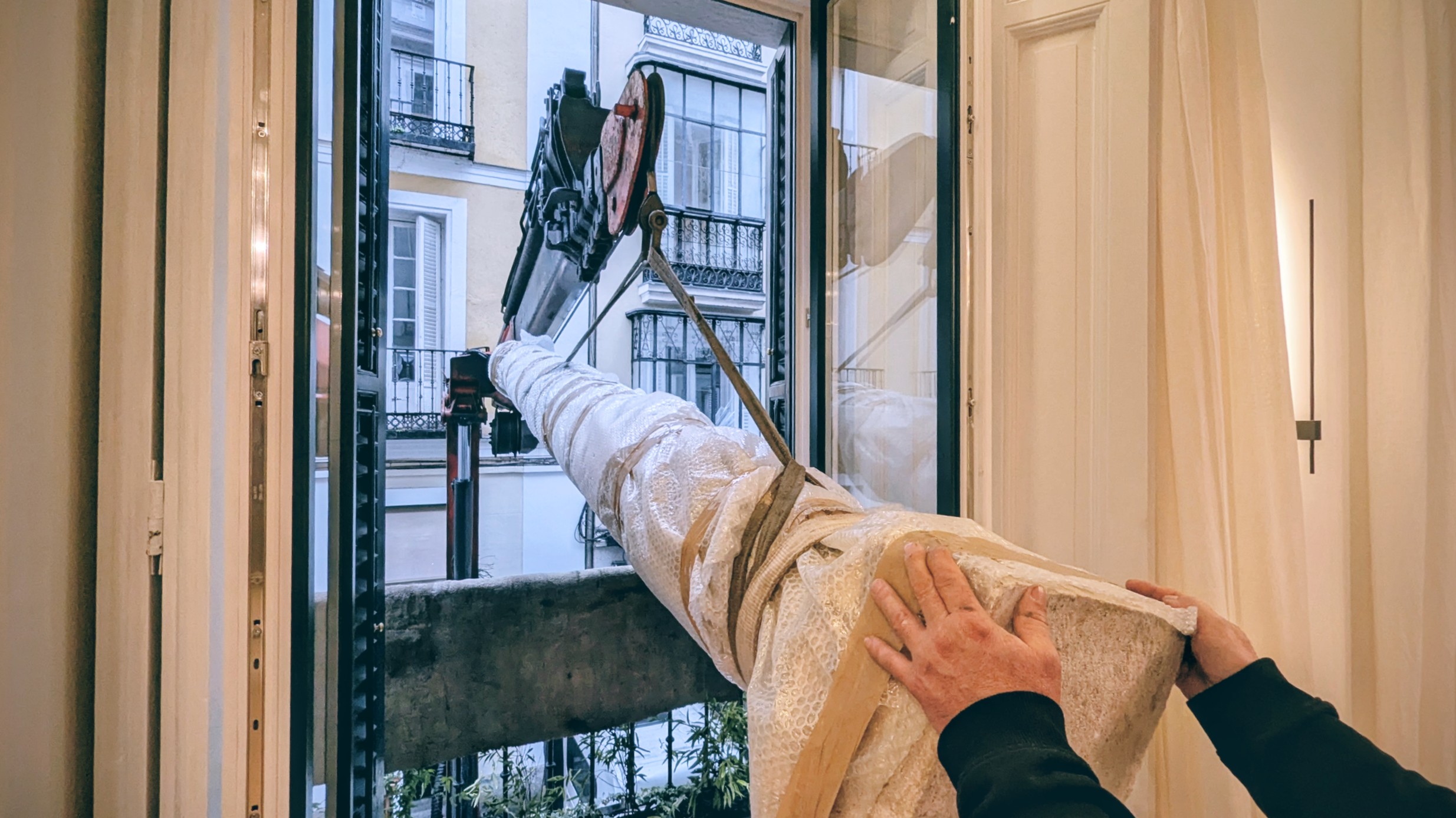 Movimiento e instalación de columna de mármol en vivienda de lujo en Alcalá de Henares mediante izado por ventana