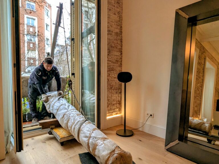 Movimiento e instalación de columna de mármol en vivienda de lujo en Alcalá de Henares mediante izado por ventana