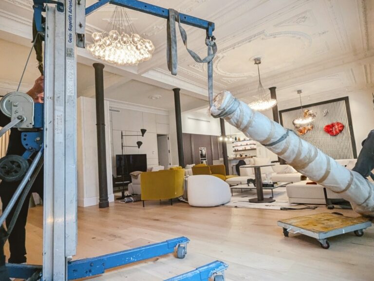 Movimiento e instalación de columna de mármol en vivienda de lujo en Alcalá de Henares mediante izado por ventana