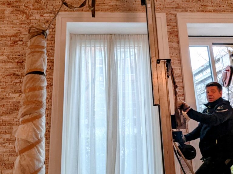 Movimiento e instalación de columna de mármol en vivienda de lujo en Alcalá de Henares mediante izado por ventana
