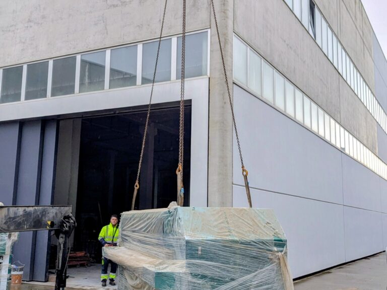 Transporte y movimiento de maquinaria industrial pesada en Alcalá de Henarés: planchadoras, secadoras y plegadoras industriales