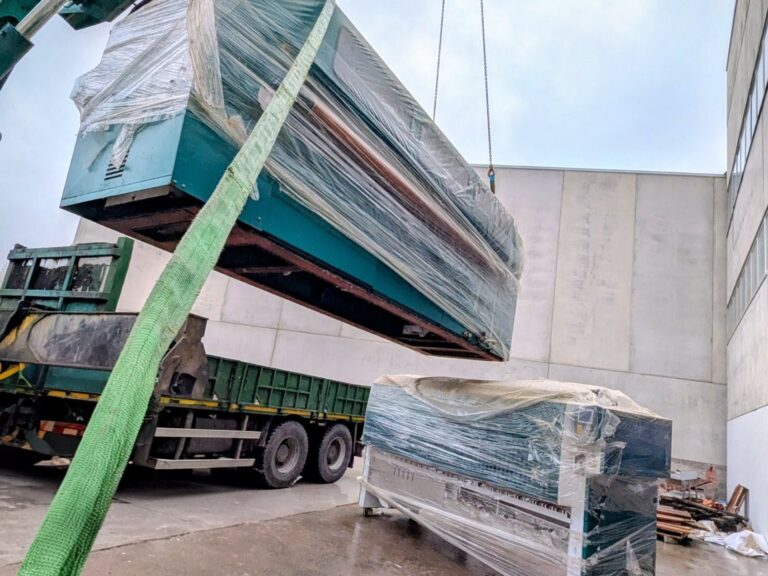 Transporte y movimiento de maquinaria industrial pesada en Alcalá de Henarés: planchadoras, secadoras y plegadoras industriales