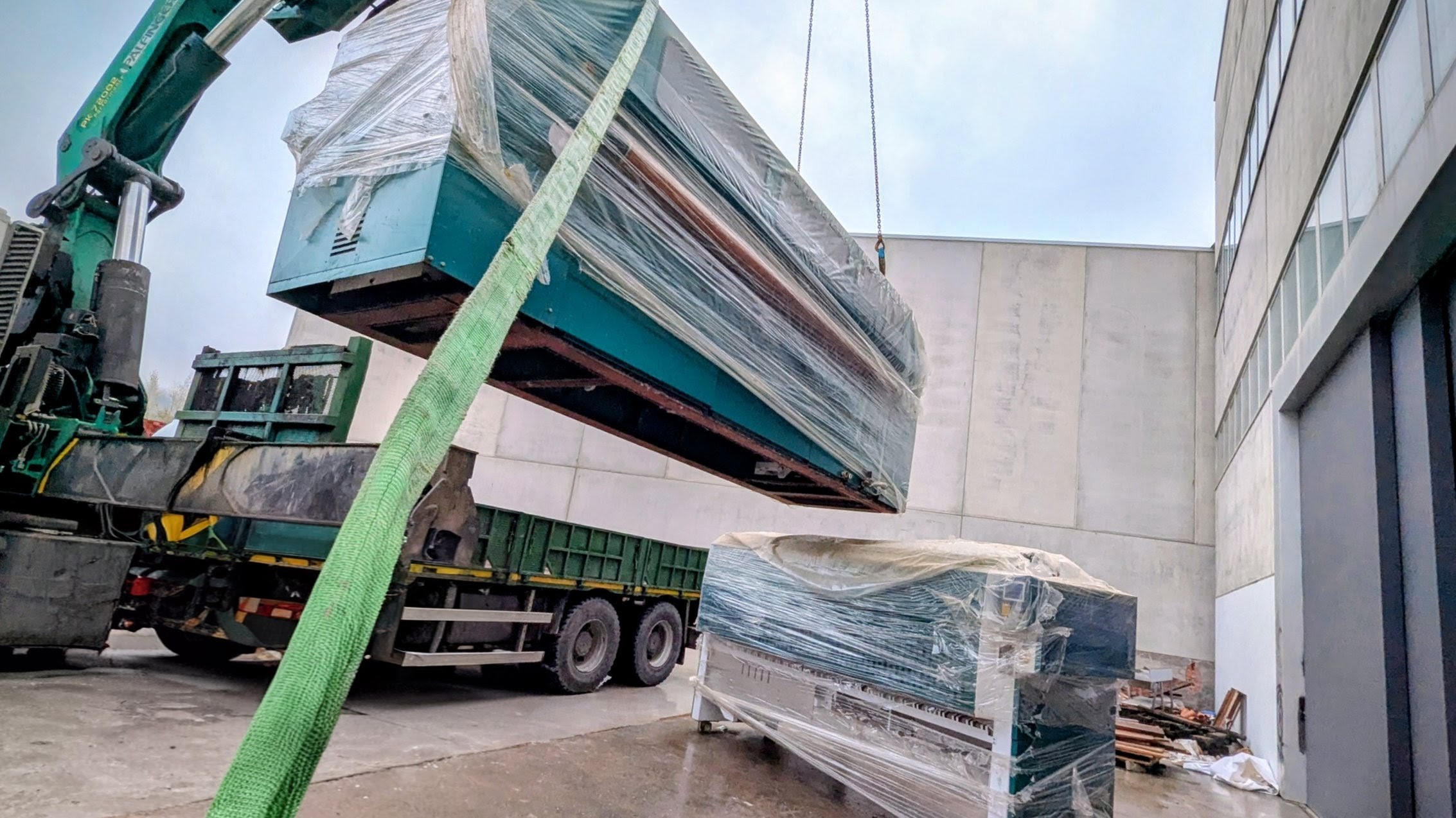 Transporte y movimiento de maquinaria industrial pesada en Alcalá de Henarés: planchadoras, secadoras y plegadoras industriales