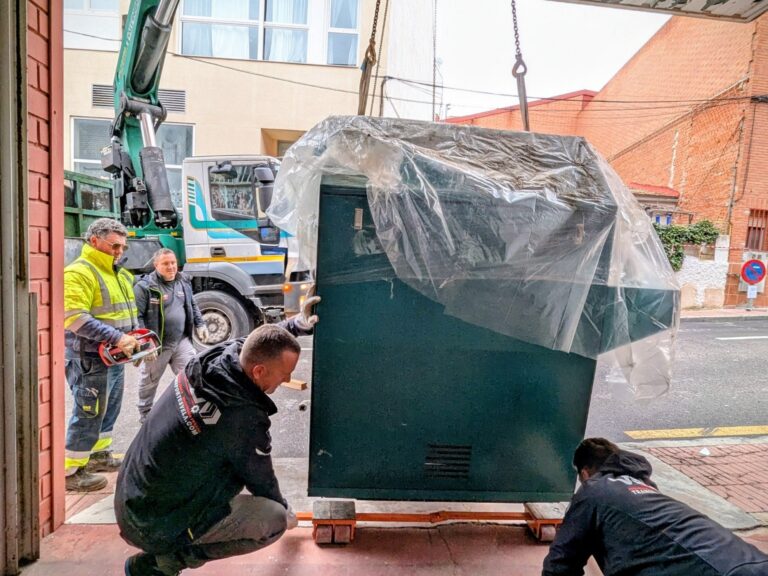 Transporte y movimiento de maquinaria industrial pesada en Alcalá de Henarés: planchadoras, secadoras y plegadoras industriales