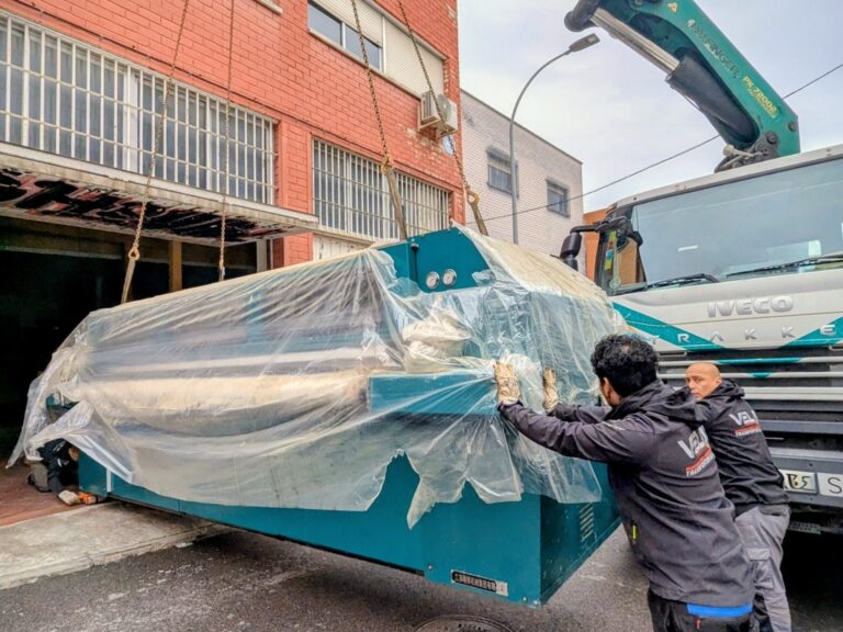 Transporte y movimiento de maquinaria industrial pesada en Alcalá de Henarés: planchadoras, secadoras y plegadoras industriales