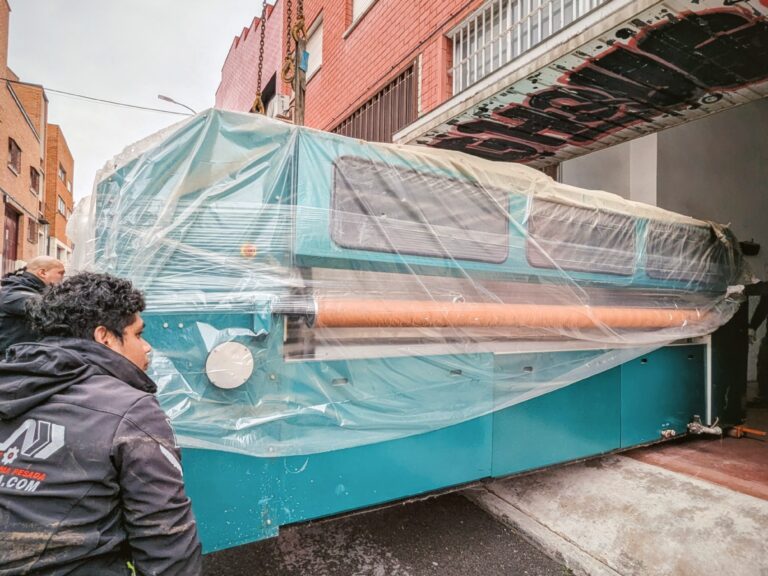 Transporte y movimiento de maquinaria industrial pesada en Alcalá de Henarés: planchadoras, secadoras y plegadoras industriales