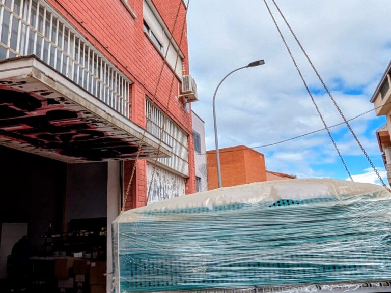 Transporte y movimiento de maquinaria industrial pesada en Alcalá de Henarés: planchadoras, secadoras y plegadoras industriales