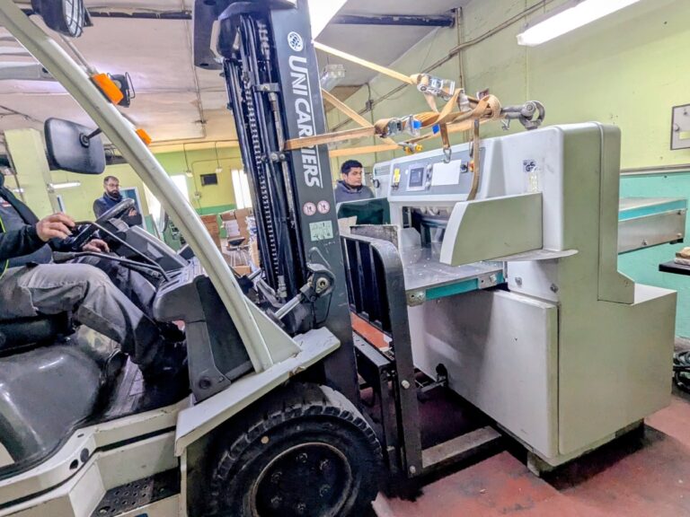Movimiento de guillotina industrial PERFECTA de 3000 kg en Madrid con toro y camión pluma