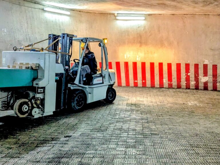 Movimiento de guillotina industrial PERFECTA de 3000 kg en Madrid con toro y camión pluma