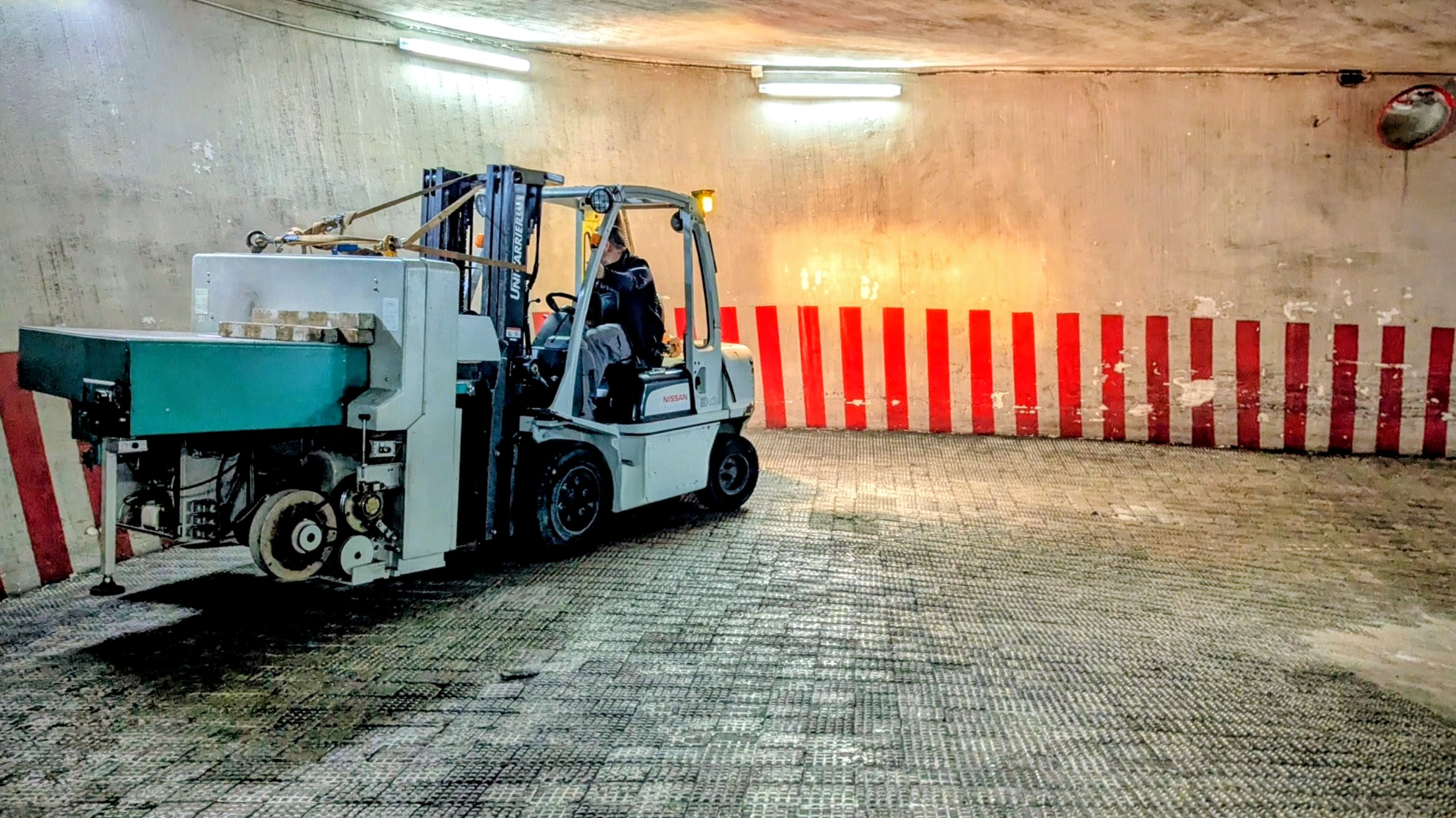 Movimiento de guillotina industrial PERFECTA de 3000 kg en Madrid con toro y camión pluma