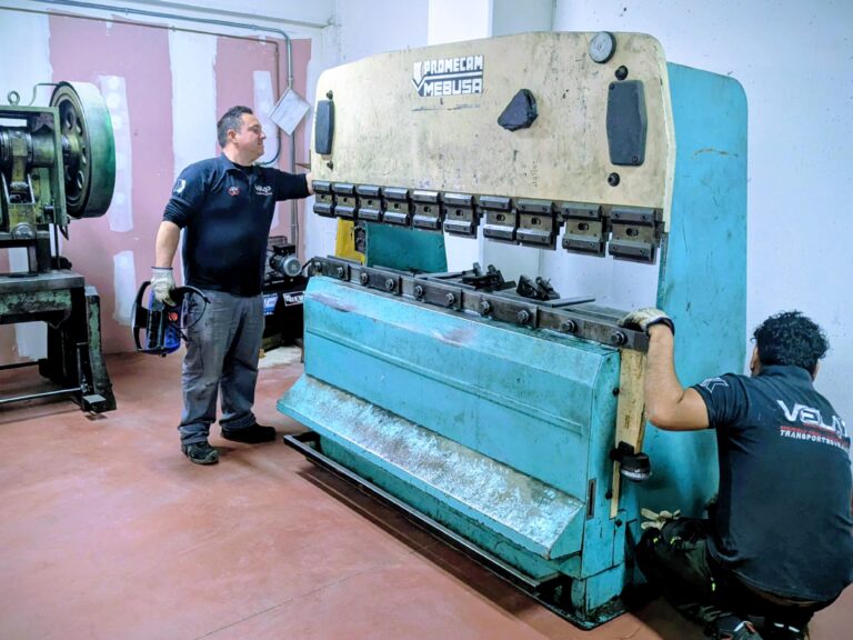 Movimiento y reubicación de maquinaria de cerrajería en Alcalá de Henares: curvadoras y roscadoras industriales en taller