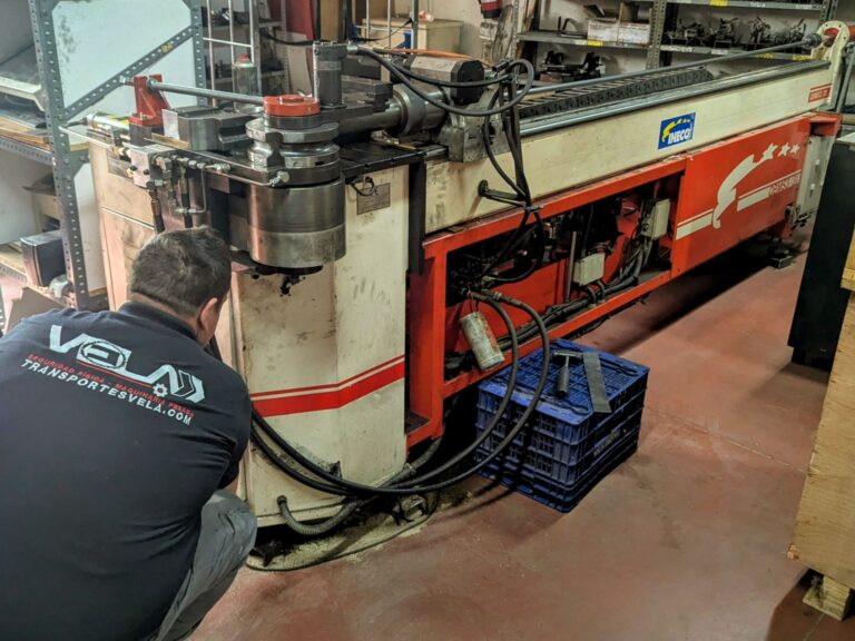 Movimiento y reubicación de maquinaria de cerrajería en Alcalá de Henares: curvadoras y roscadoras industriales en taller