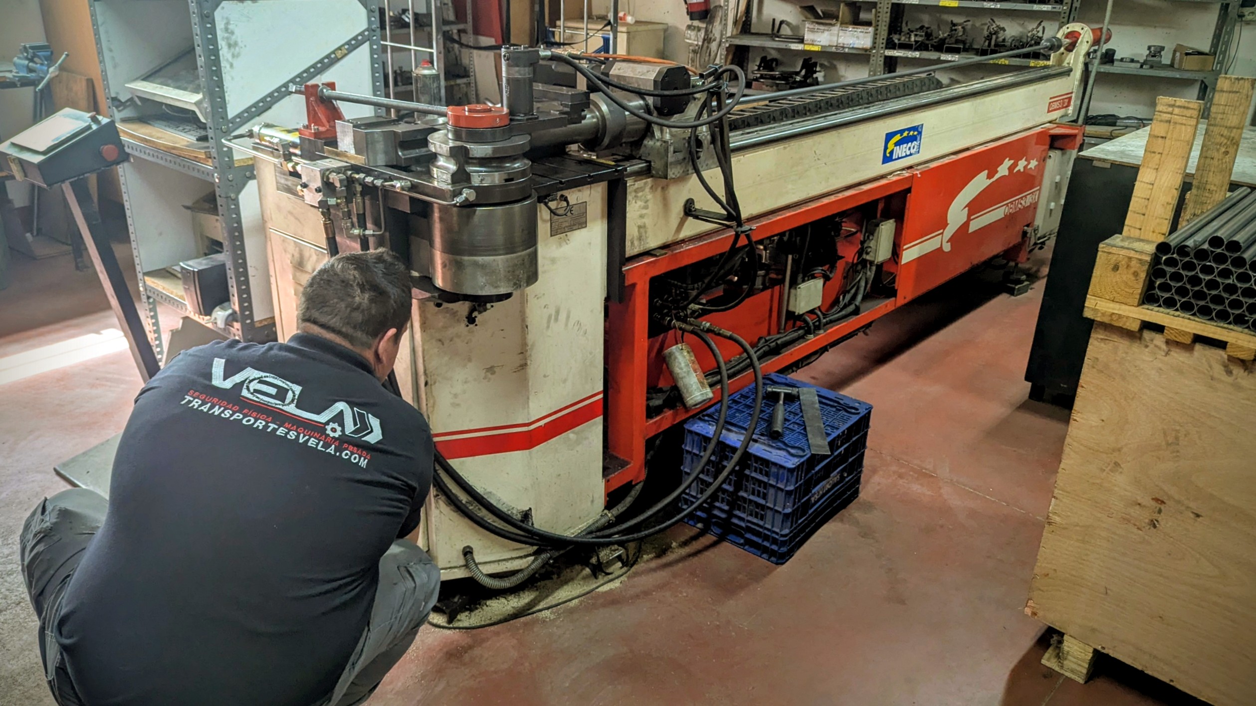 Movimiento y reubicación de maquinaria de cerrajería en Alcalá de Henares: curvadoras y roscadoras industriales en taller