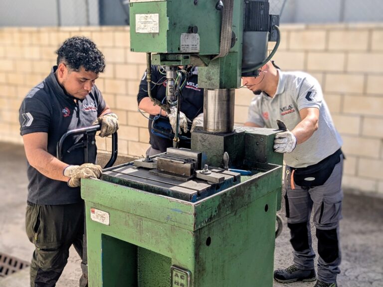 Movimiento y reubicación de maquinaria de cerrajería en Alcalá de Henares: curvadoras y roscadoras industriales en taller