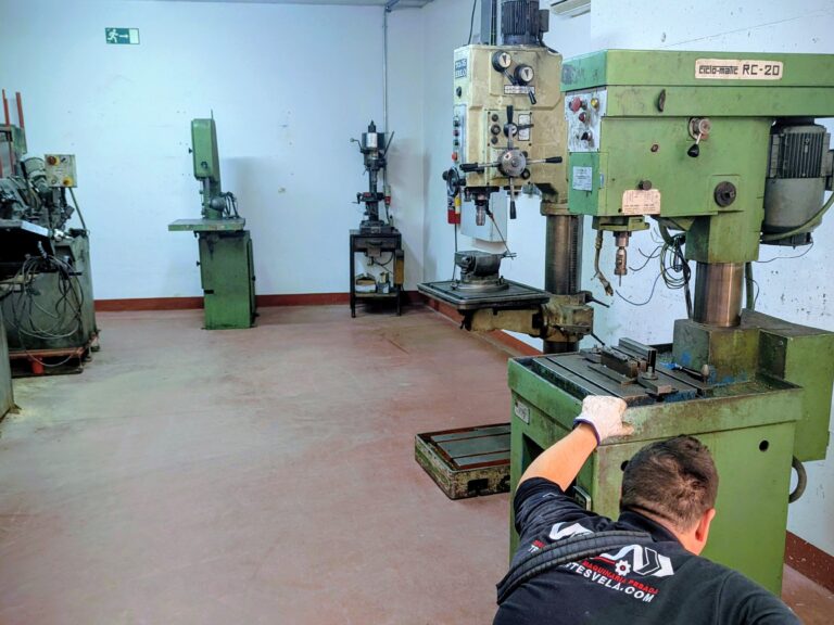 Movimiento y reubicación de maquinaria de cerrajería en Alcalá de Henares: curvadoras y roscadoras industriales en taller
