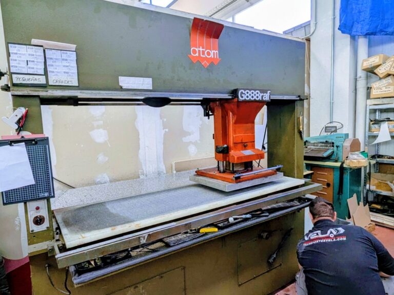 Movimiento y reubicación de maquinaria de cerrajería en Alcalá de Henares: curvadoras y roscadoras industriales en taller