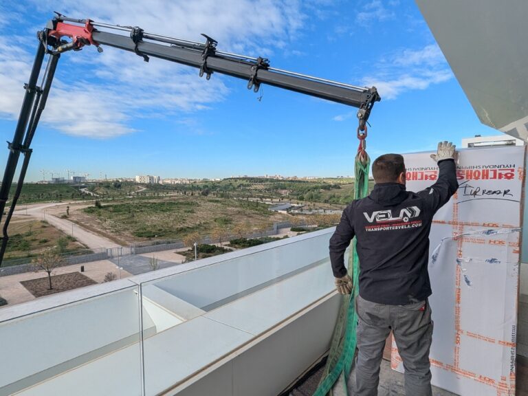Transporte e introducción de frigoríficos americanos por balcón con camión pluma en Getafe