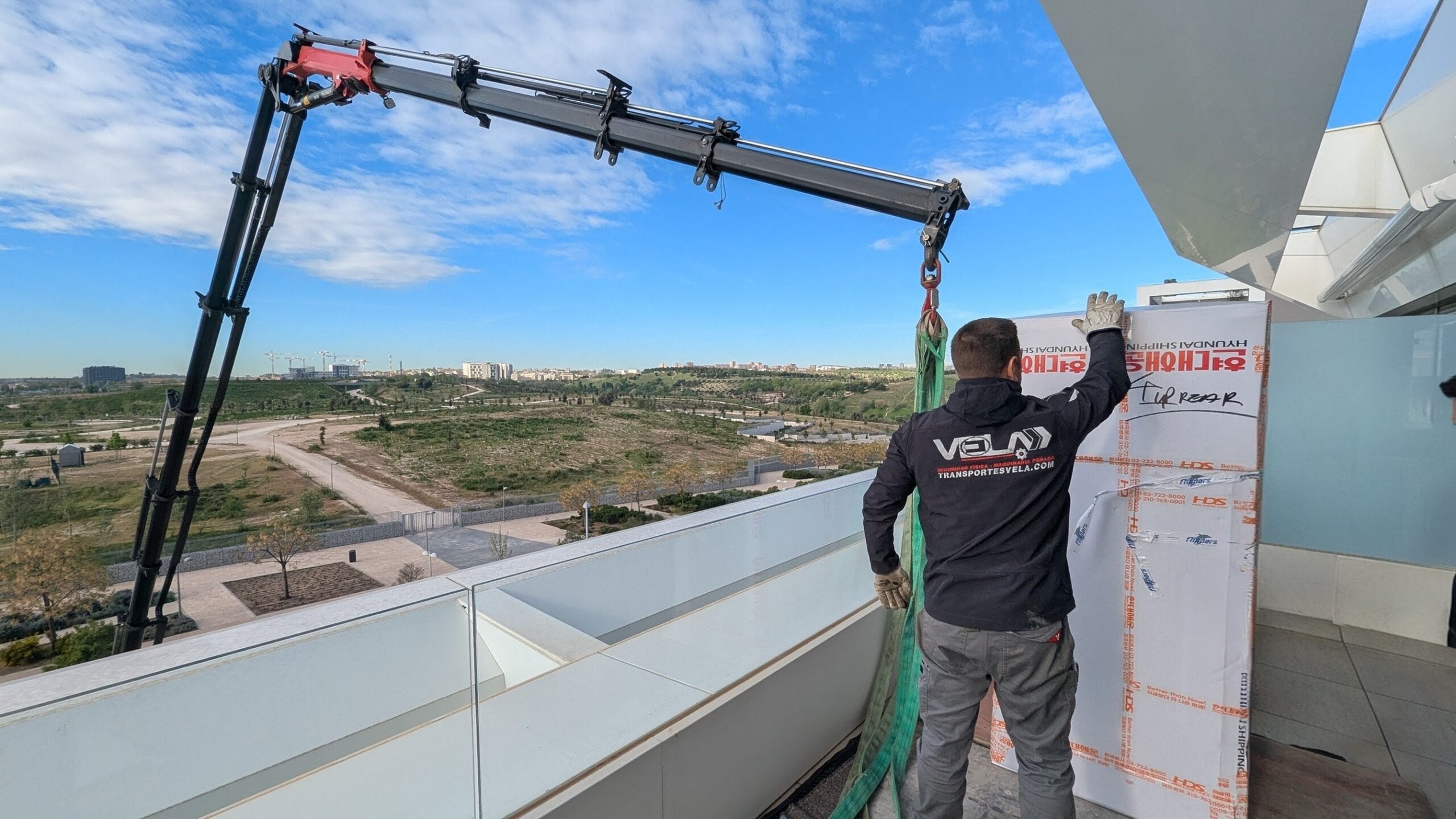 Transporte e introducción de frigoríficos americanos por balcón con camión pluma en Getafe