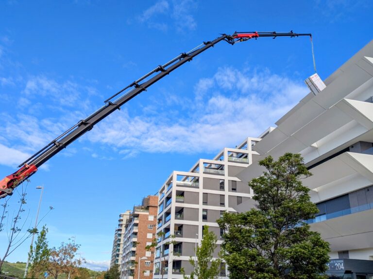 Transporte e introducción de frigoríficos americanos por balcón con camión pluma en Getafe