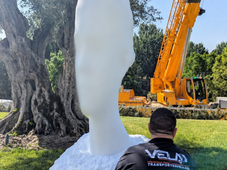 Instalación de esculturas y estatuas en Madrid para viviendas VIP, jardines y espacios exteriores