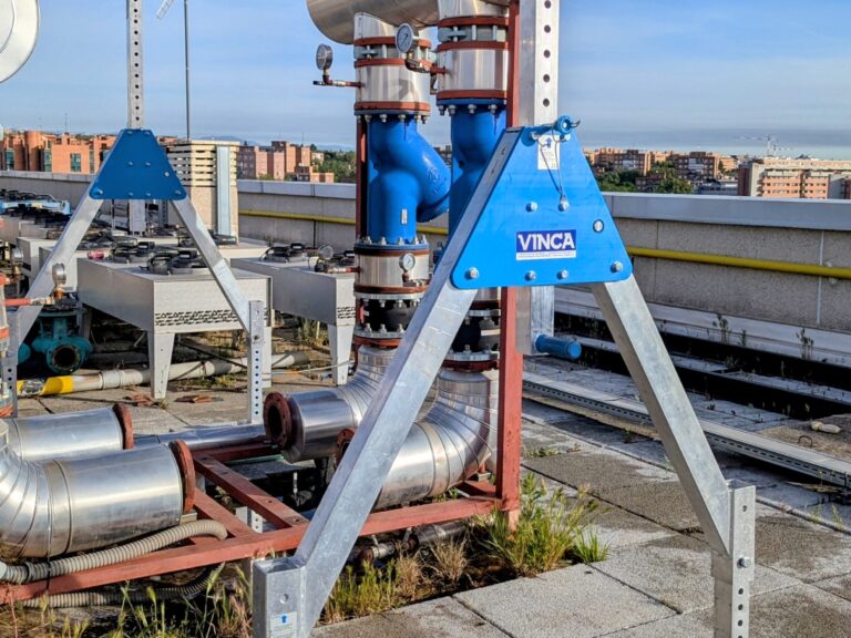 Izaje de bombas con pluma hidráulica en Madrid