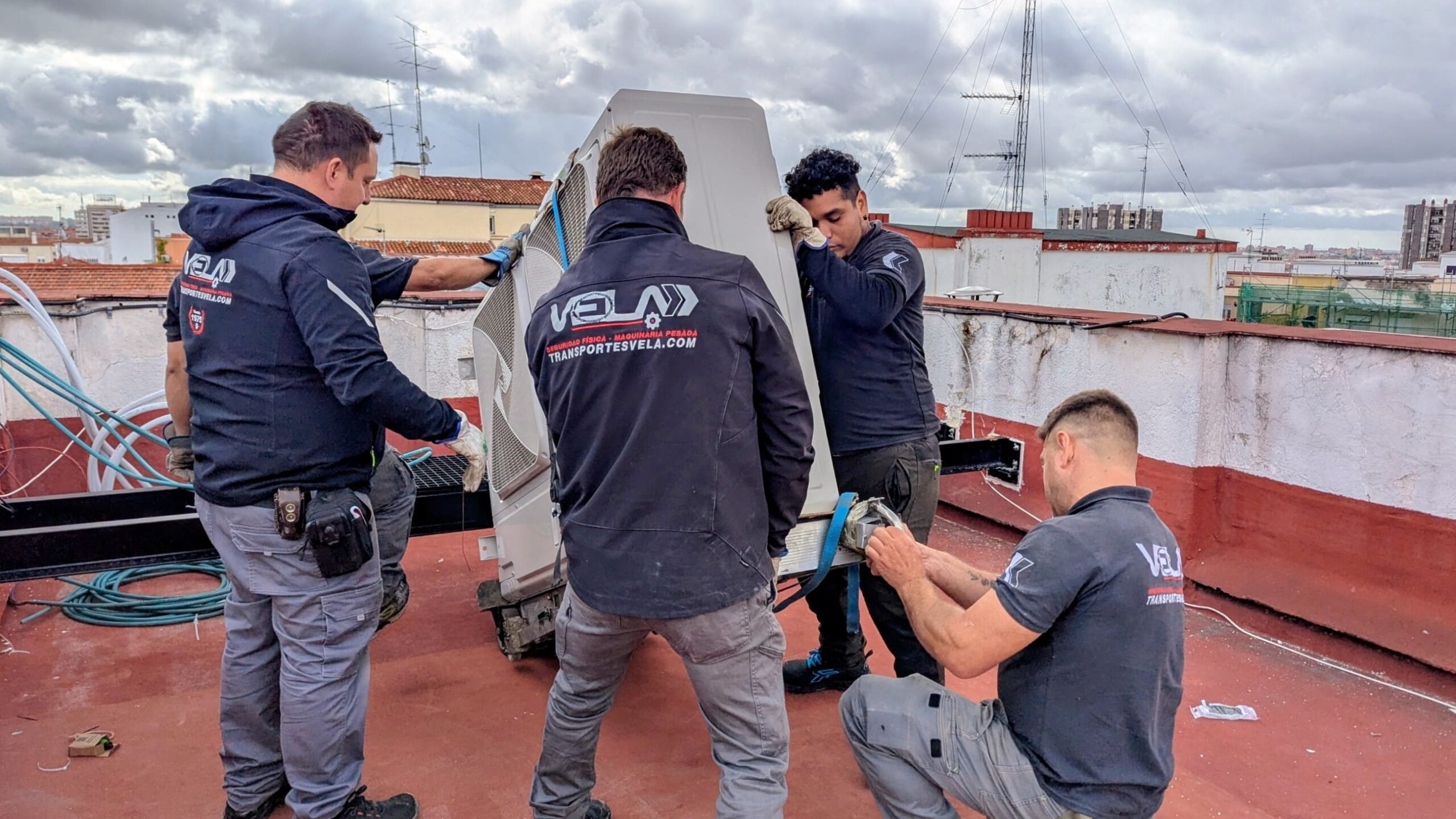 Subida de máquinas de climatización por escaleras sin grúa en Leganés